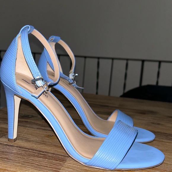 Powder blue heels - Picture 3 of 4